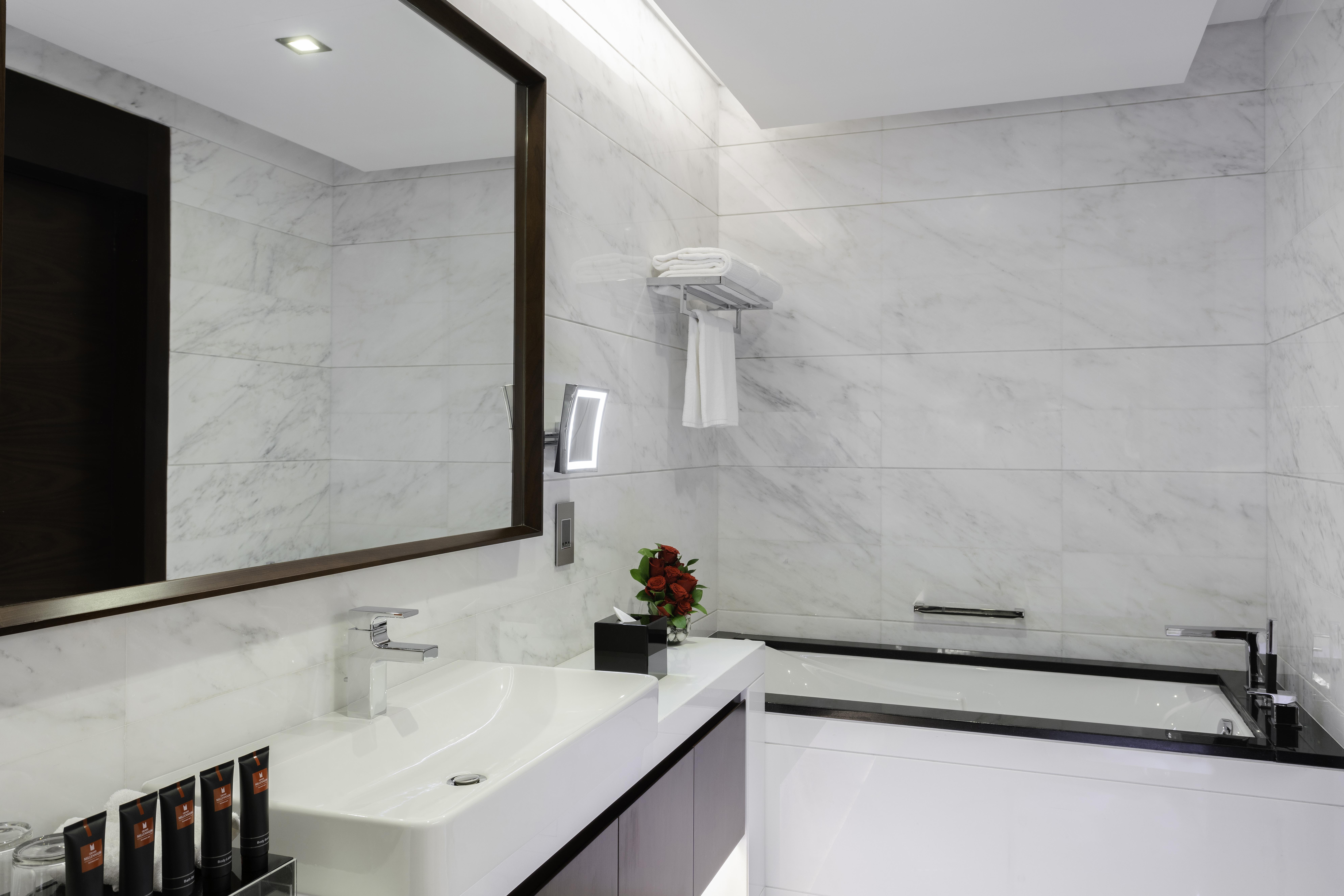 Renaissance Business Bay Hotel, Dubai Luaran gambar Bathroom