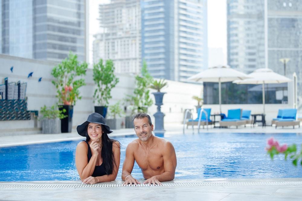 Renaissance Business Bay Hotel, Dubai Luaran gambar The swimming pool at the hotel