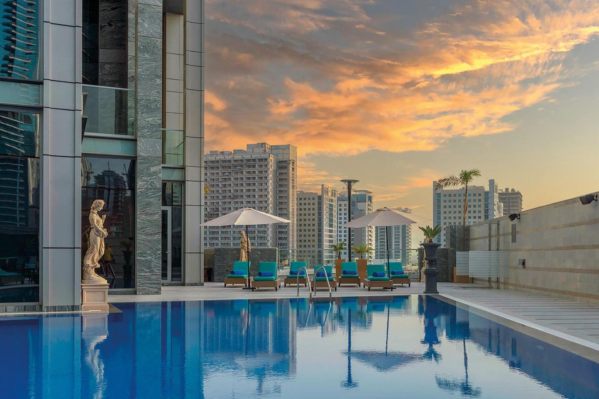 Renaissance Business Bay Hotel, Dubai Luaran gambar The swimming pool at the hotel