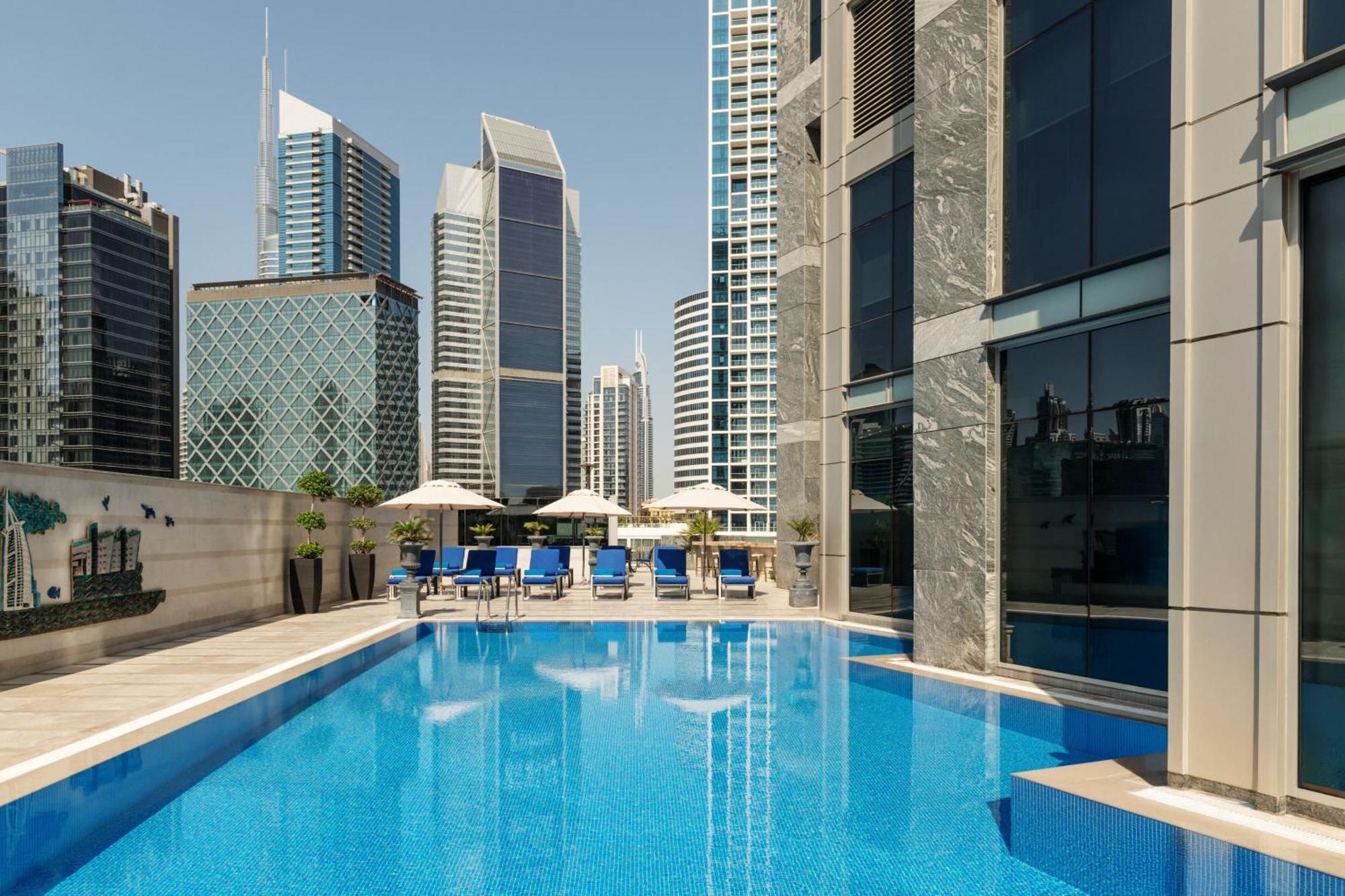 Renaissance Business Bay Hotel, Dubai Luaran gambar The swimming pool at the hotel