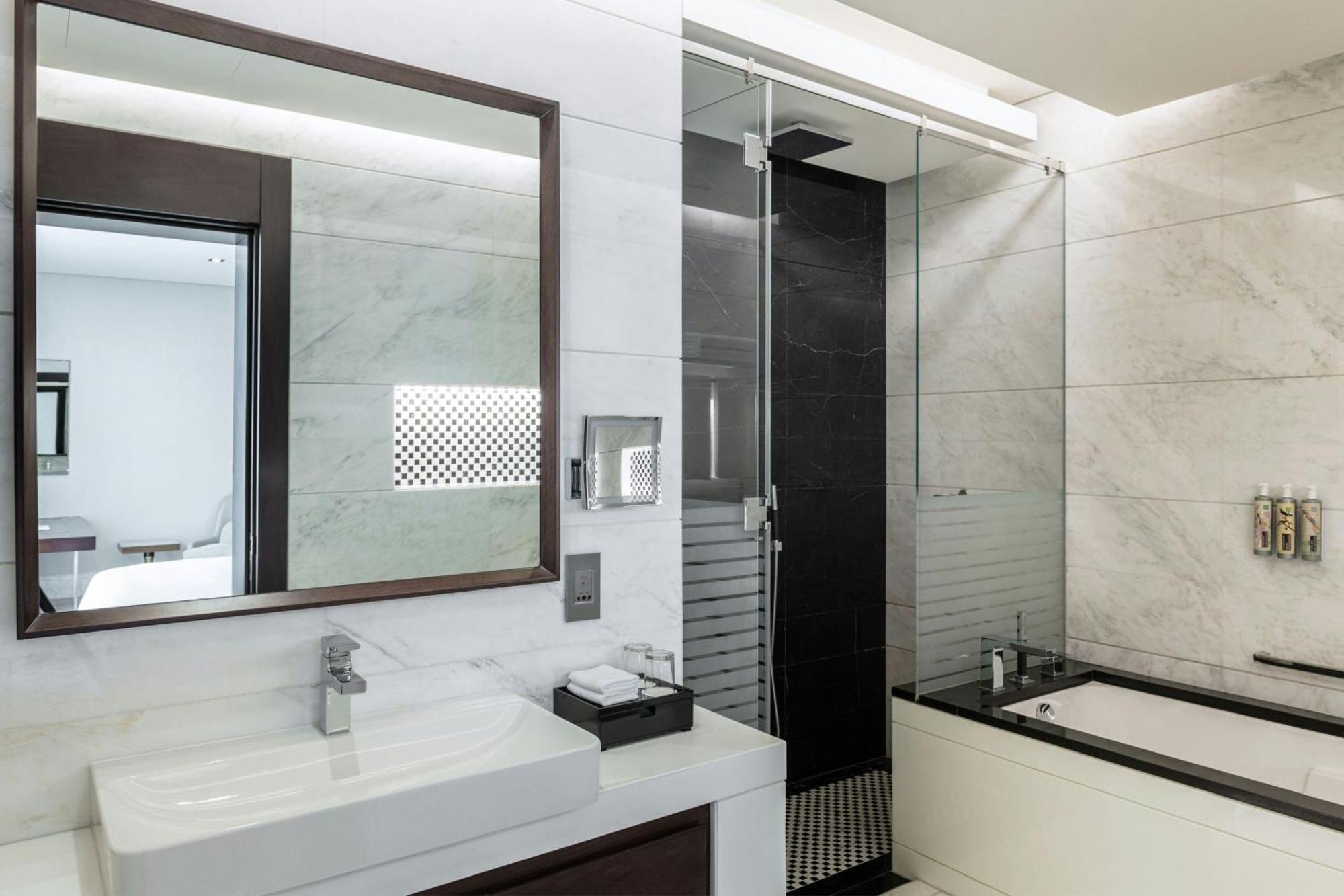 Renaissance Business Bay Hotel, Dubai Luaran gambar Bathroom