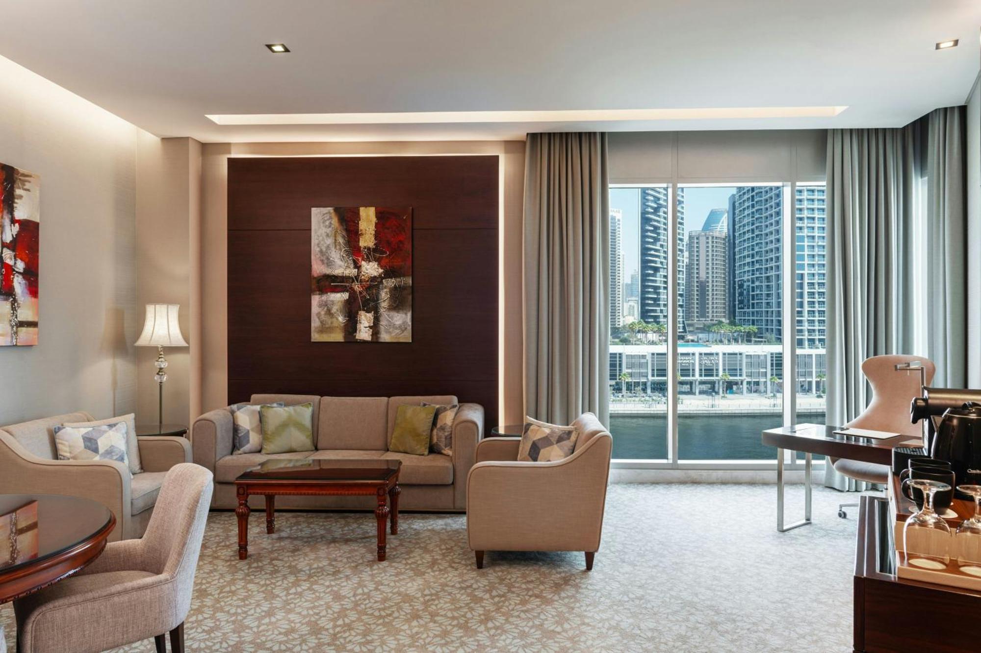 Renaissance Business Bay Hotel, Dubai Luaran gambar A living room in a suite at the hotel